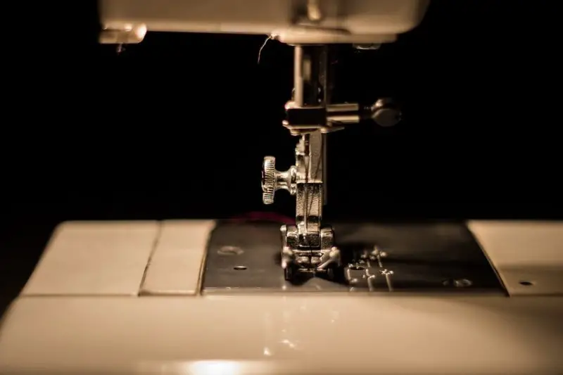 ¿Cómo hace una puntada una máquina de coser?
