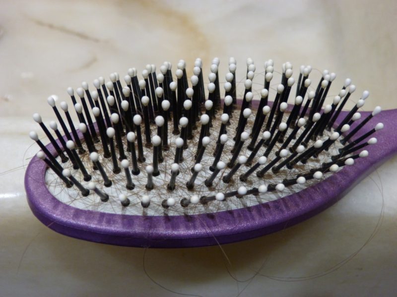 ¿Cómo limpiar el cepillo de un secador de pelo? ¡4 sencillos pasos!