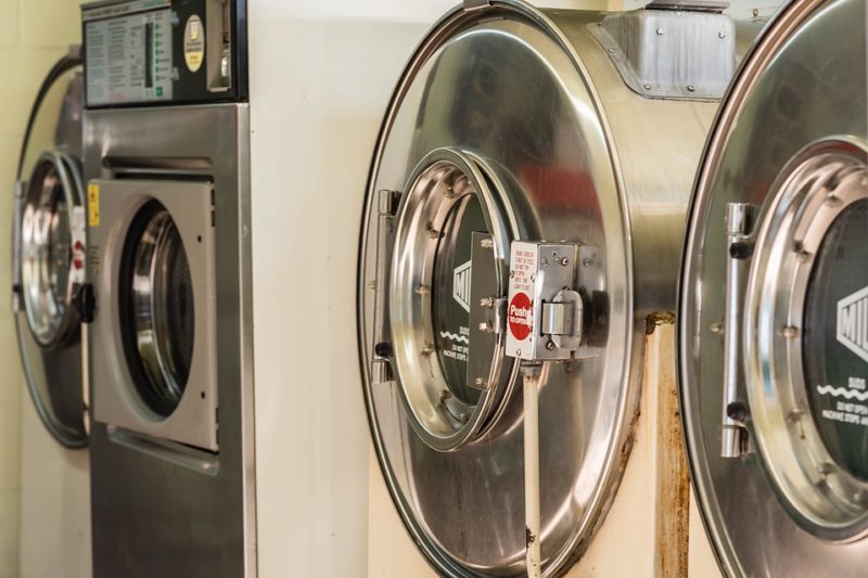 ¿Cómo mover una lavadora y secadora apiladas? ¡5 sencillos pasos!