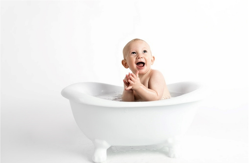 ¿Cómo puedo bañar a mi bebé sin bañera? Ideas