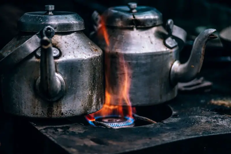 ¿Cómo quitar el azúcar quemada en la estufa de gas? ¡6 maneras fáciles!