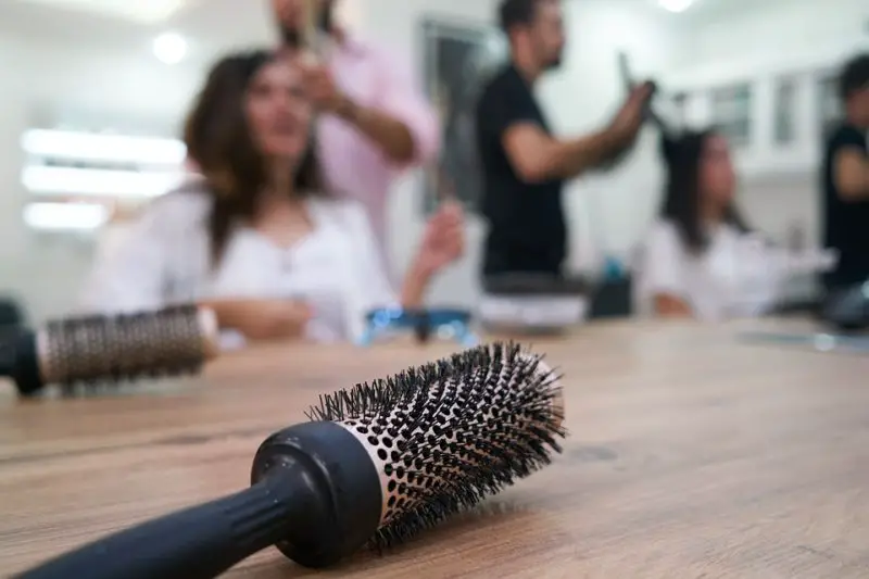 ¿Cómo usar un secador de pelo con cepillo? ¡9 sencillos pasos!