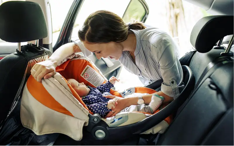 ¿Cuándo cambian los bebés de asiento de coche? Una guía