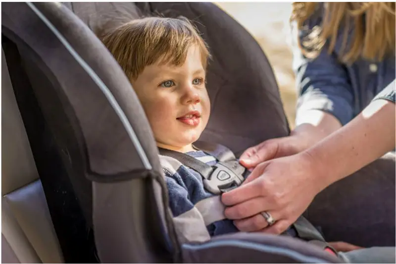 ¿Cuándo dejar de llevar al bebé en el asiento del automóvil? ¡Lee esto!