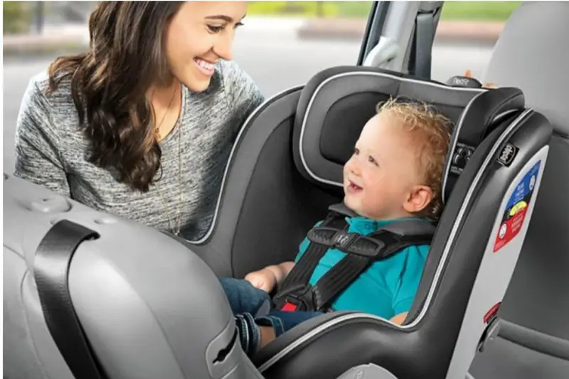 ¿Cuándo mover al bebé a un asiento de automóvil convertible? Ideas