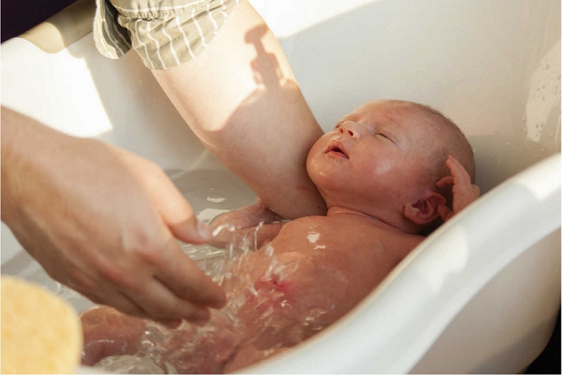 ¿Cuándo puedes sumergir al bebé en el baño? Una guía