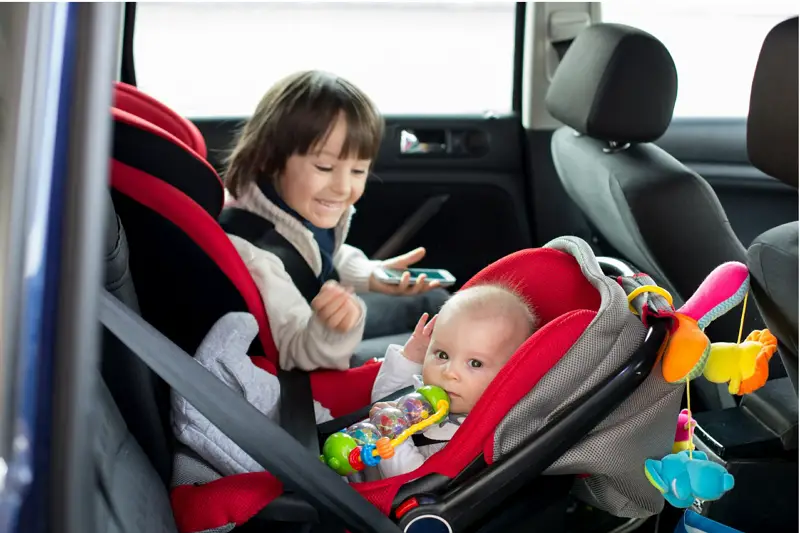 ¿Cuándo sacar al bebé del asiento infantil para automóvil? ¡Mira esto!