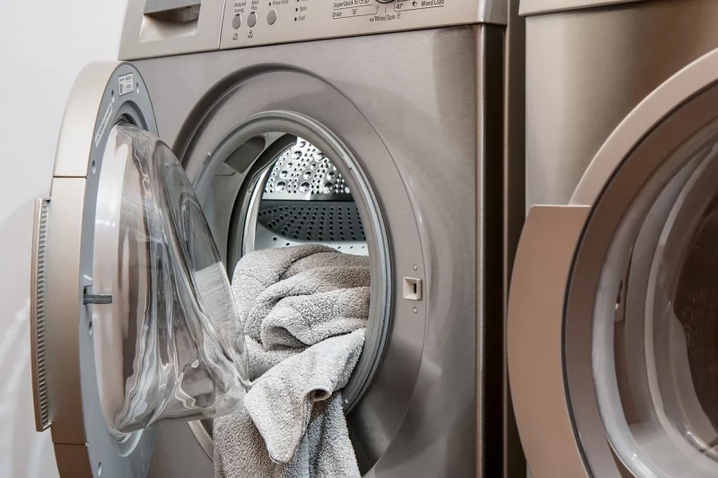 ¿Cuánto cuestan las lavadoras y secadoras comerciales? ¡4 factores importantes que debes saber!