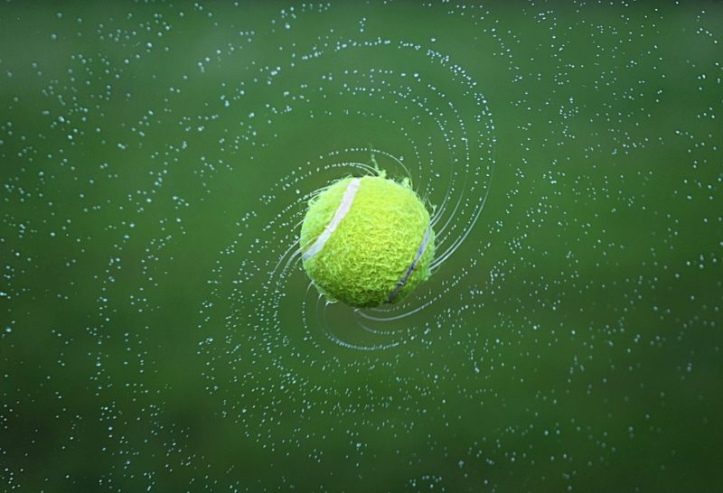 ¿Por qué la gente pone la pelota de tenis en la secadora? ¡3 razones impactantes!