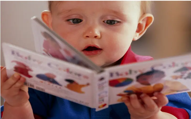 ¿Qué escribir en un libro de bebé como tarjeta? Consejos