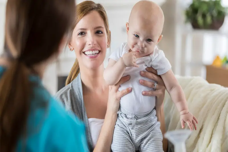 ¿Qué hacen las enfermeras de maternidad? Una guía para todas las nuevas mamás