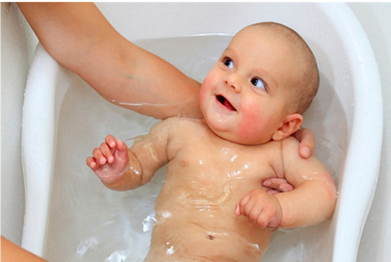 ¿Qué hacer si el bebé hace caca en la bañera? Consejos y trucos