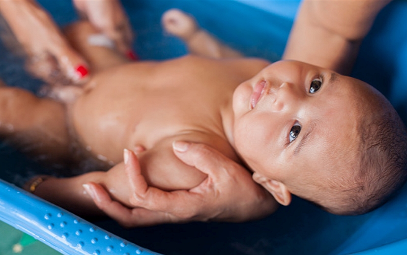 ¿Qué tan caliente debe ser un baño para bebés? Trucos