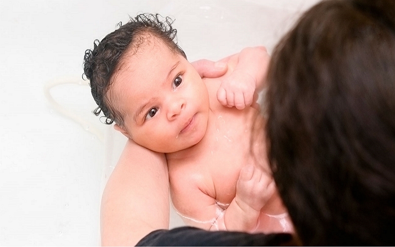 ¿Qué tan caliente debe ser un baño para bebés? Una guía