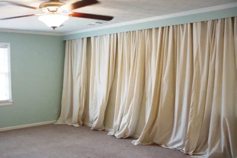 5 bricolaje simple sobre cómo cubrir una pared con cortinas