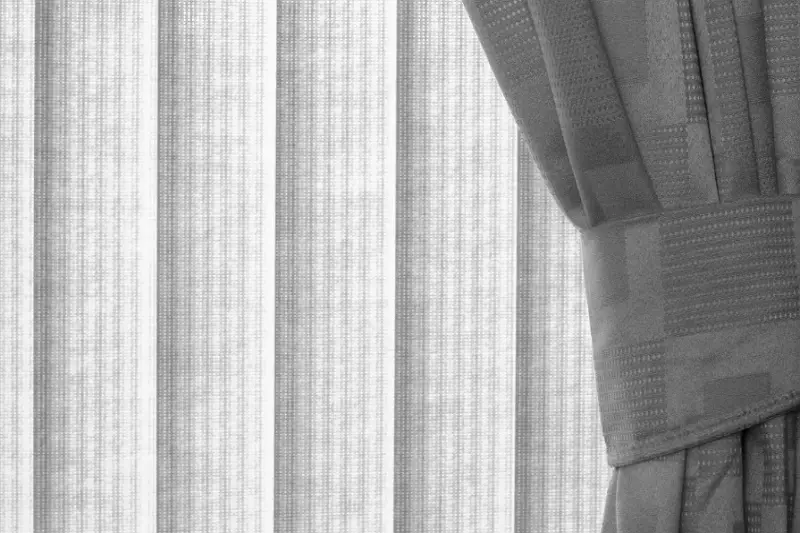 6 sencillos pasos de bricolaje sobre cómo instalar cortinas sobre persianas