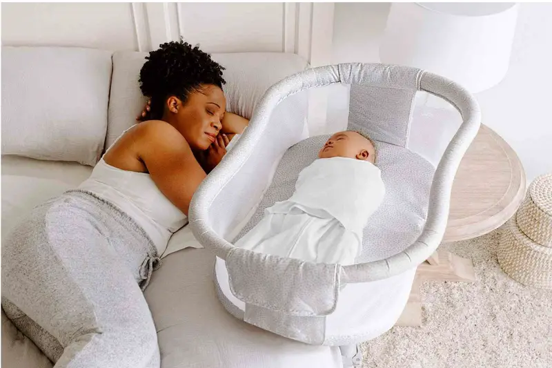 Cómo ayudar a los bebés de 6 semanas a dormir en una cuna o un moisés