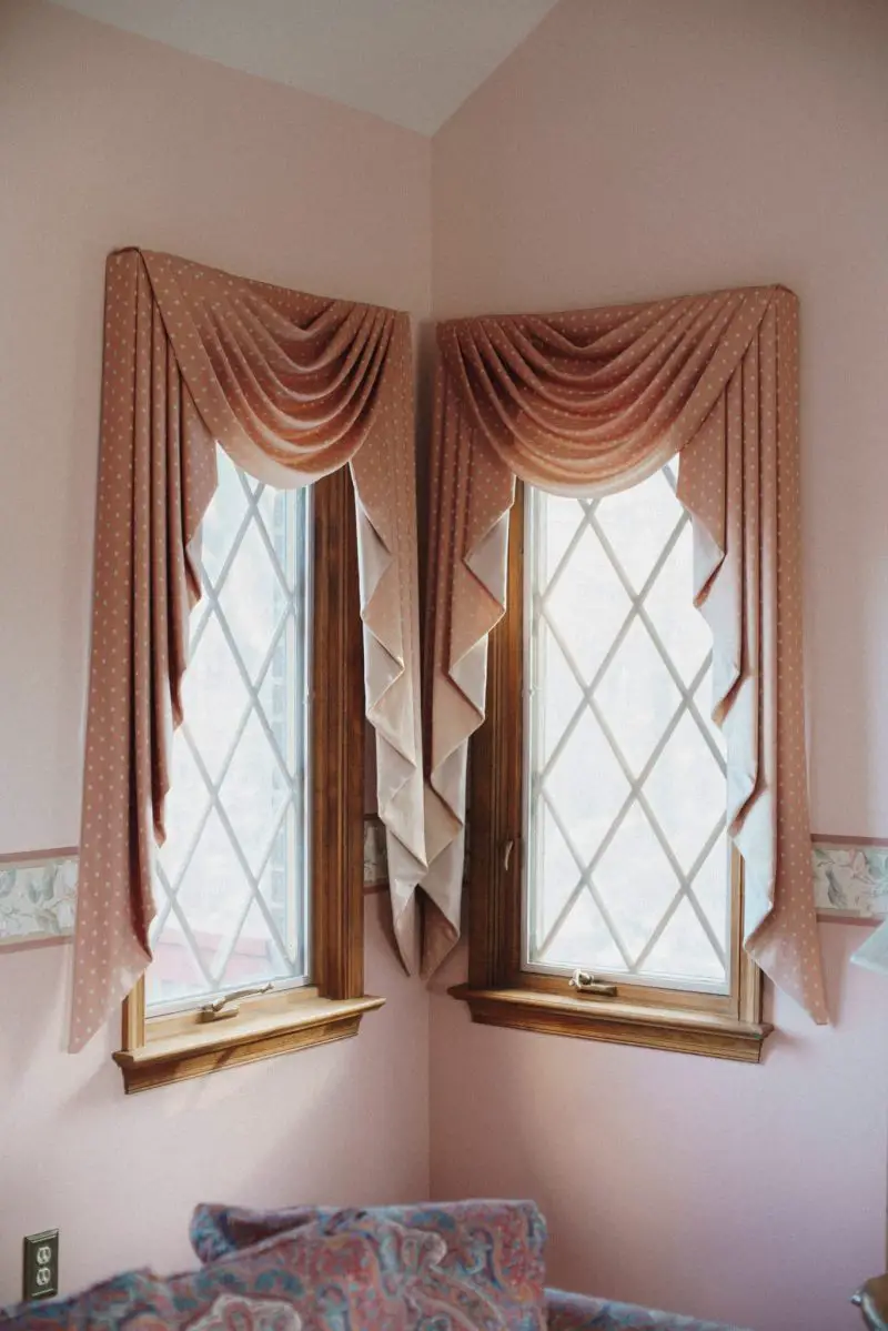 Cómo colgar cortinas sobre persianas sin clavos