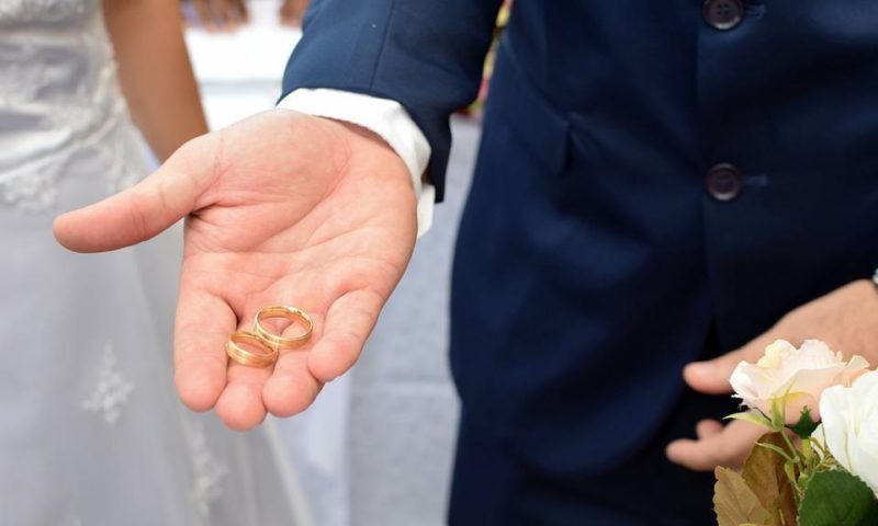 Cómo comprar un anillo de bodas con mal crédito