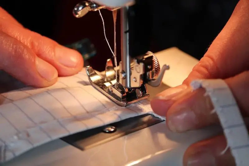 Cómo coser una encuadernación de manta de satén en solo 4 pasos