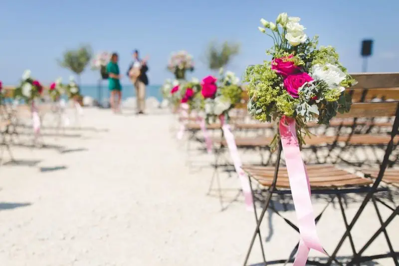 Cómo decorar el pasillo de la boda: 4 maneras hermosas