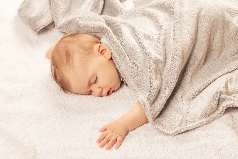 Cómo dibujar un bebé recién nacido en una manta: 4 sencillos pasos