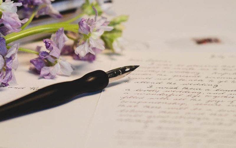 Cómo escribir a mano invitaciones de boda: 2 mejores maneras