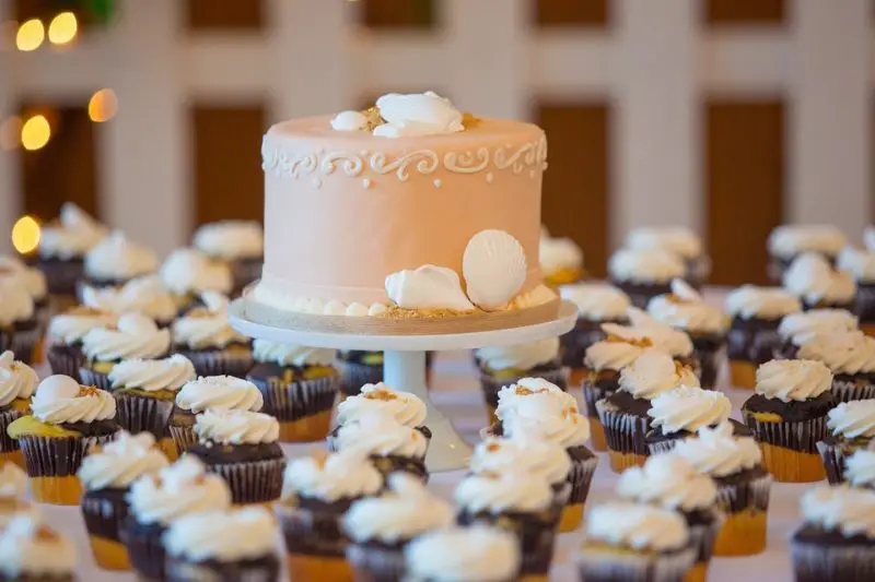 Cómo exhibir cupcakes para una boda: 4 mejores maneras