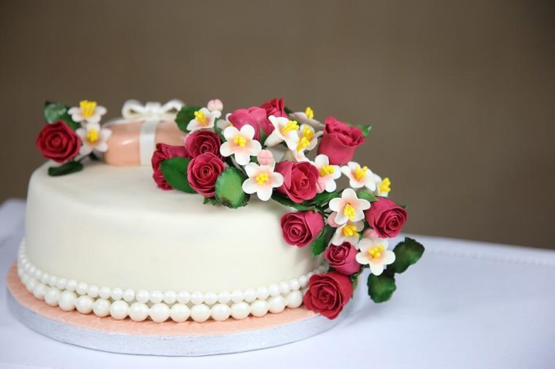 Cómo hacer flores de azúcar para pasteles de boda