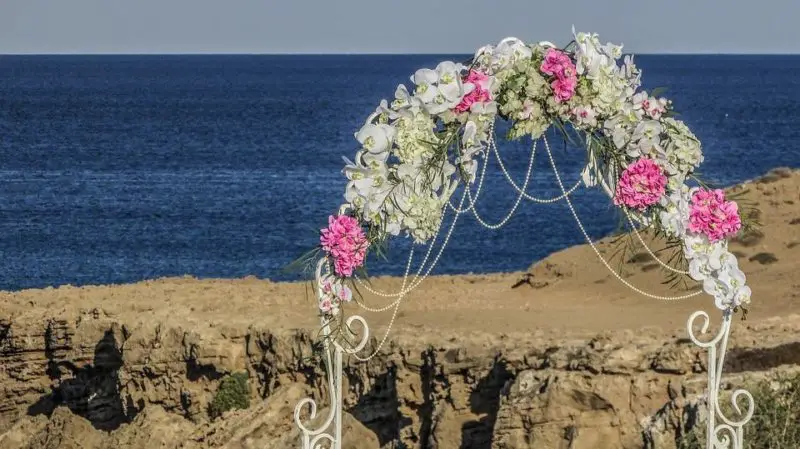 Cómo hacer que un arco de boda se levante: 3 mejores maneras