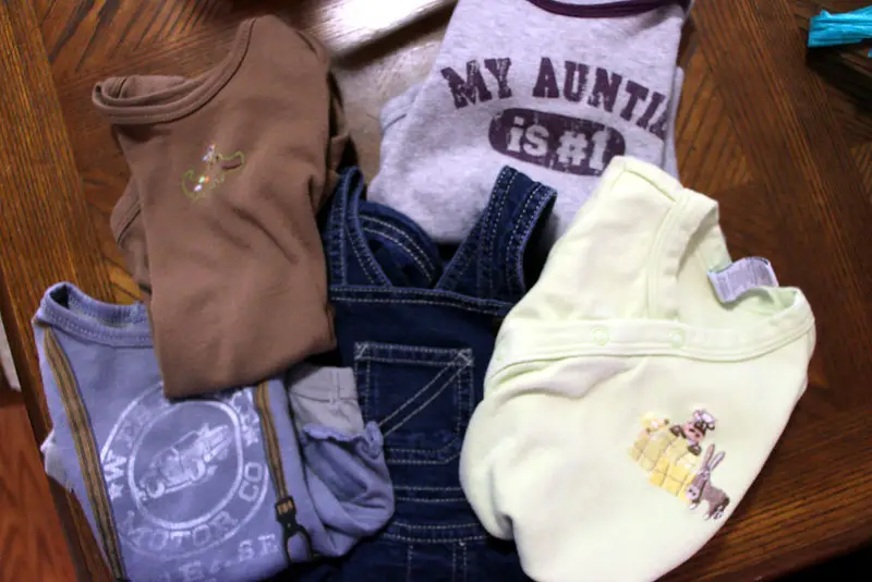 Cómo hacer una manta con ropa de bebé: 5 sencillos pasos de bricolaje