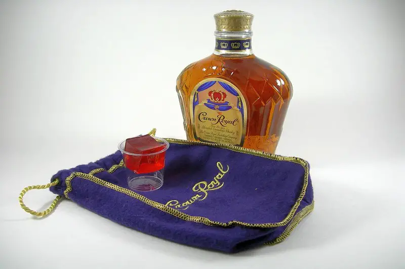 Cómo hacer una manta Crown Royal acolchada: 10 sencillos pasos