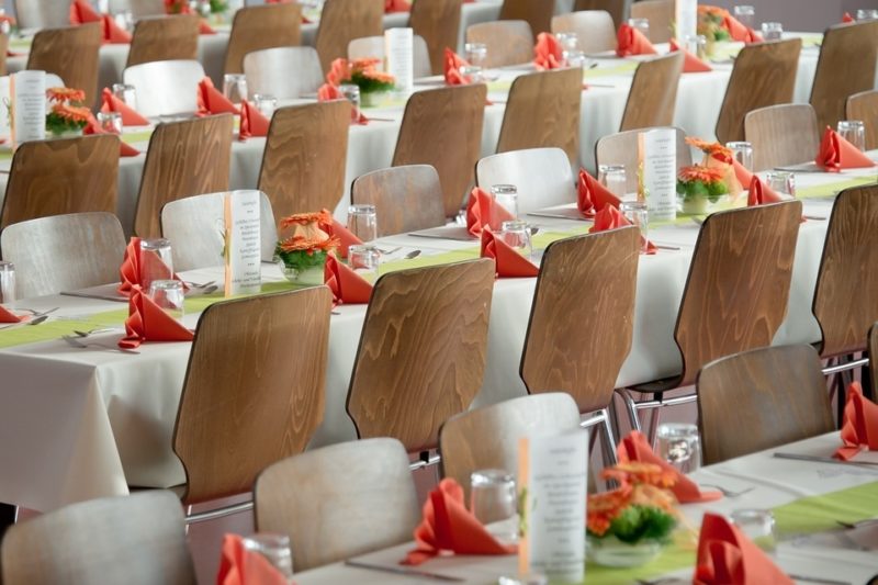 Cómo instalar sillas para la ceremonia de boda: 6 formas