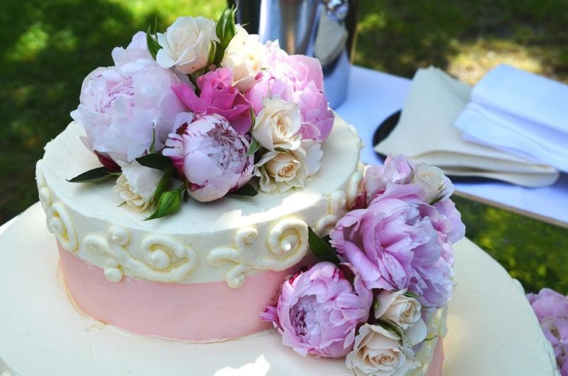 Cómo poner flores frescas en un pastel de bodas en 2 pasos