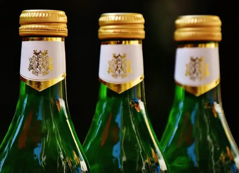 Cómo puedo usar botellas de vino para una boda: 7 mejores ideas