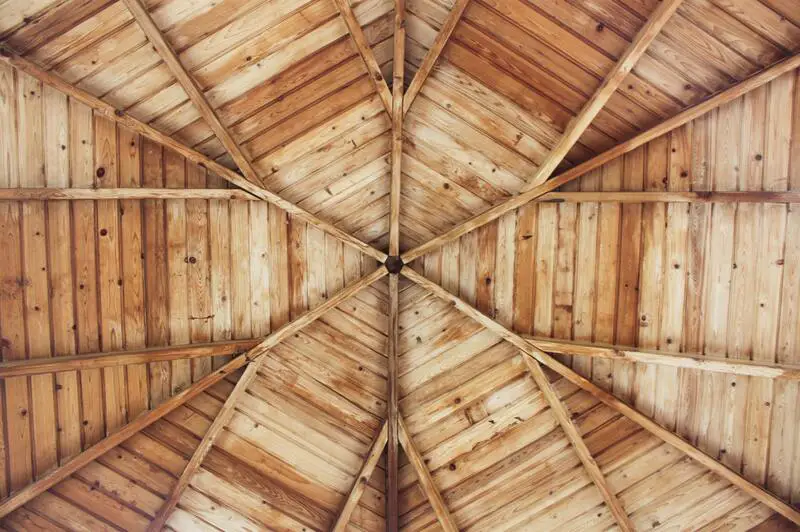Cómo reemplazar un techo de madera dañado por el agua: 5 pasos útiles