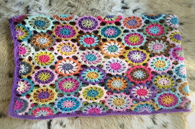 Cómo tejer una manta de flores a crochet: costura fácil 101