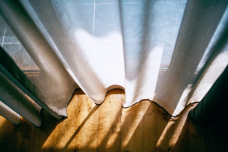 Consejos brillantes sobre cómo colgar cortinas con lengüetas traseras con anillos de clip
