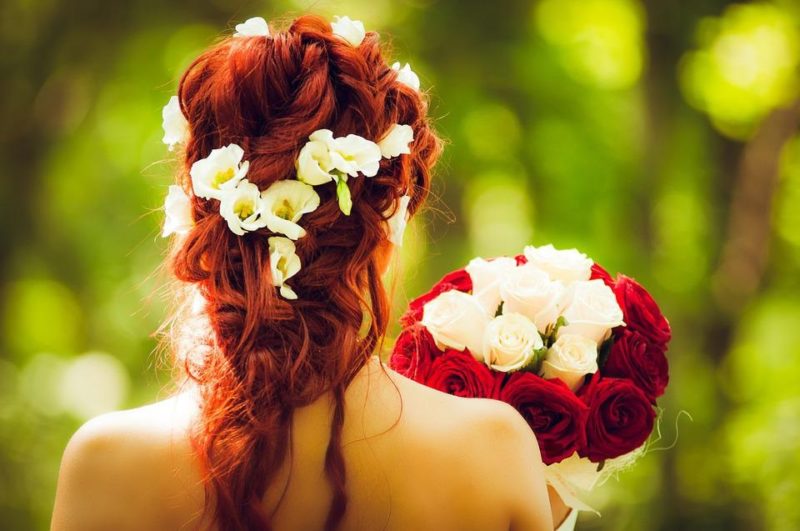 Qué color va con el rojo para una boda: los 4 mejores