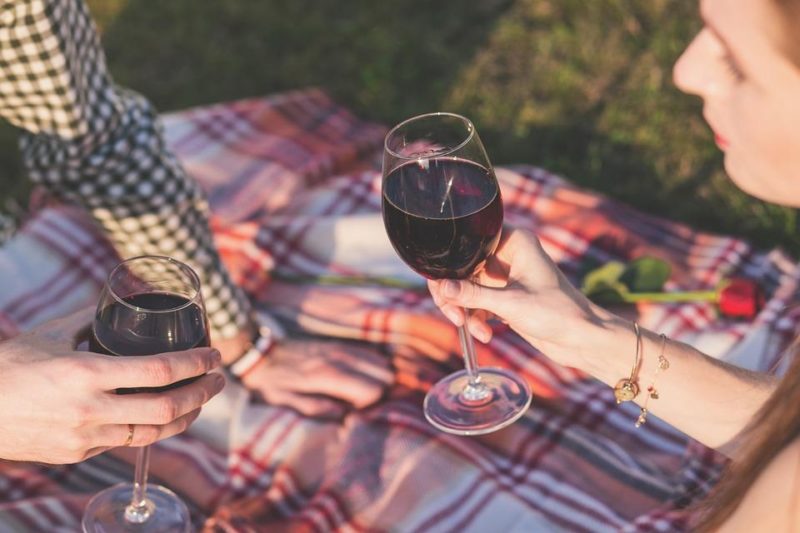 Qué ponerse para una boda de picnic: 2 consejos a tener en cuenta