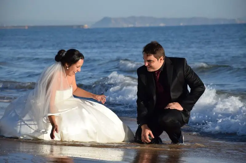 Qué ponerse para una boda en la playa Hombres: Guía de vestimenta masculina