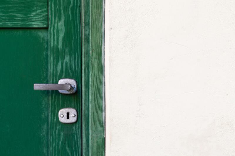 ¿Cómo restaurar una puerta dañada por el agua? 7 pasos manejables