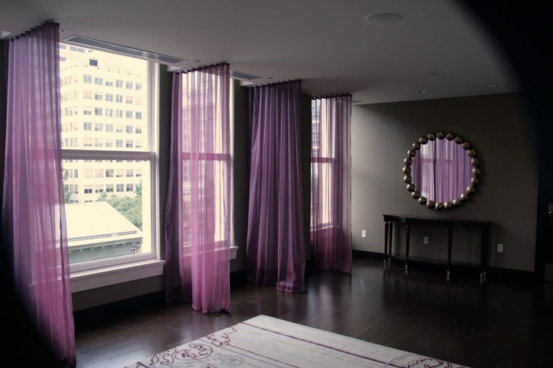 ¿De qué color van las cortinas con las paredes grises? ¡13 colores básicos!